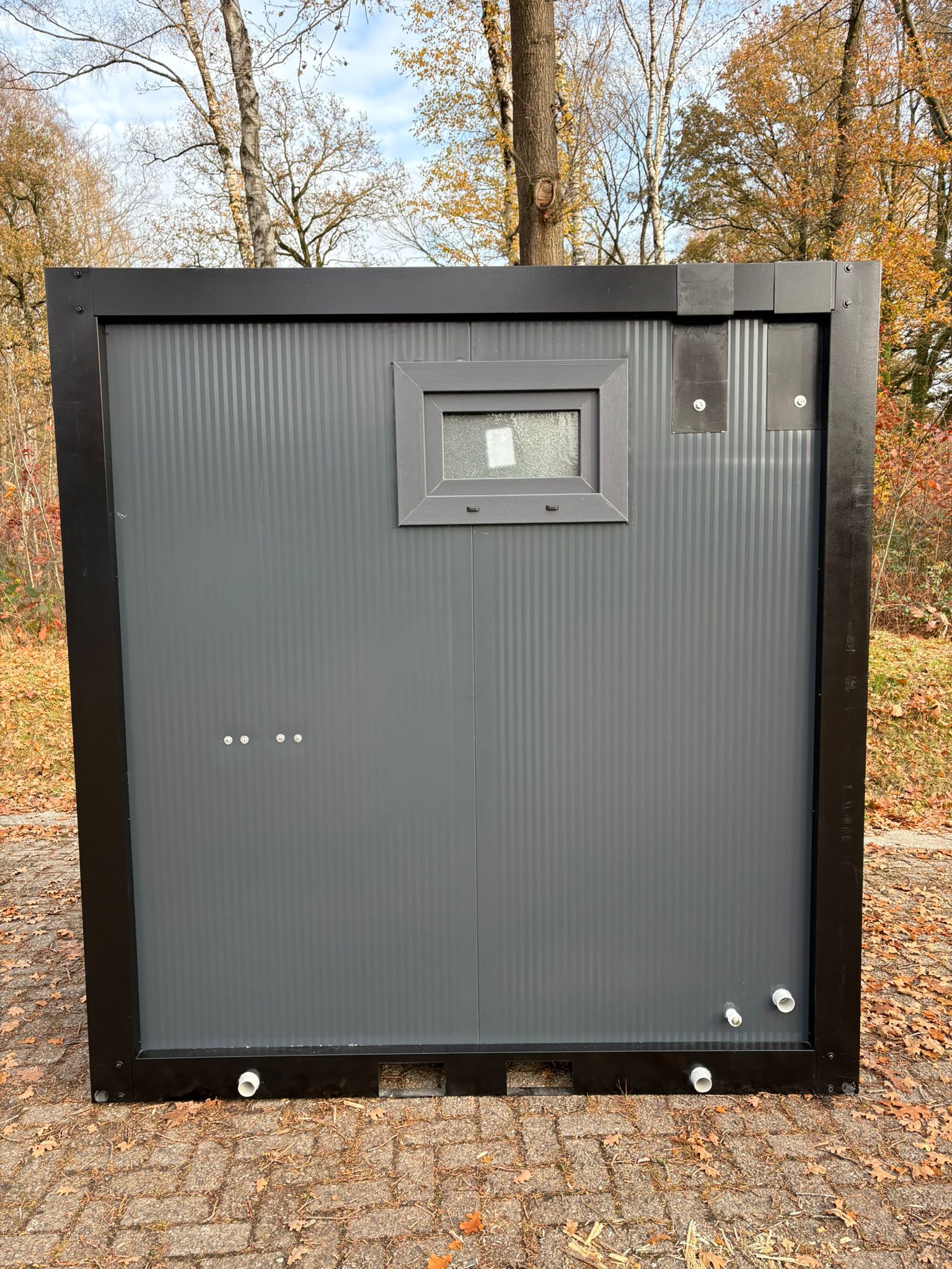 Achterzijde juist douche unit met omkleedruimte Achterzijde douche unit met omkleedruimte