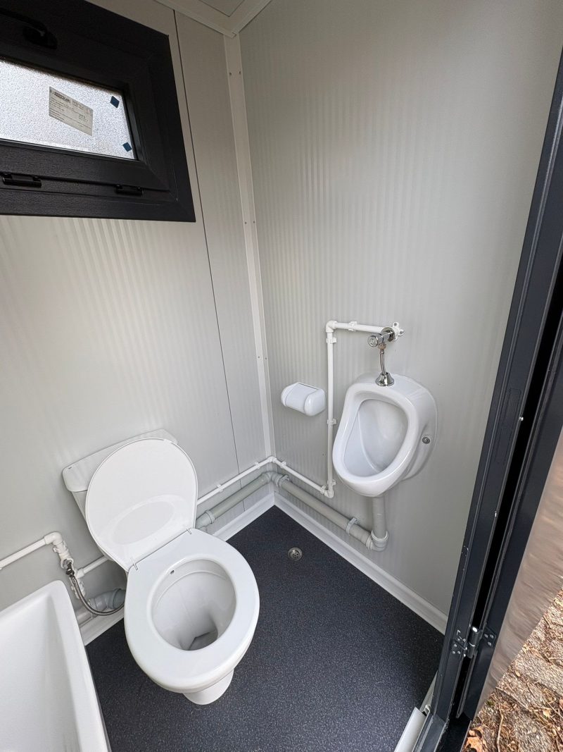 Binnenzijde single toilet unit met urinoir
