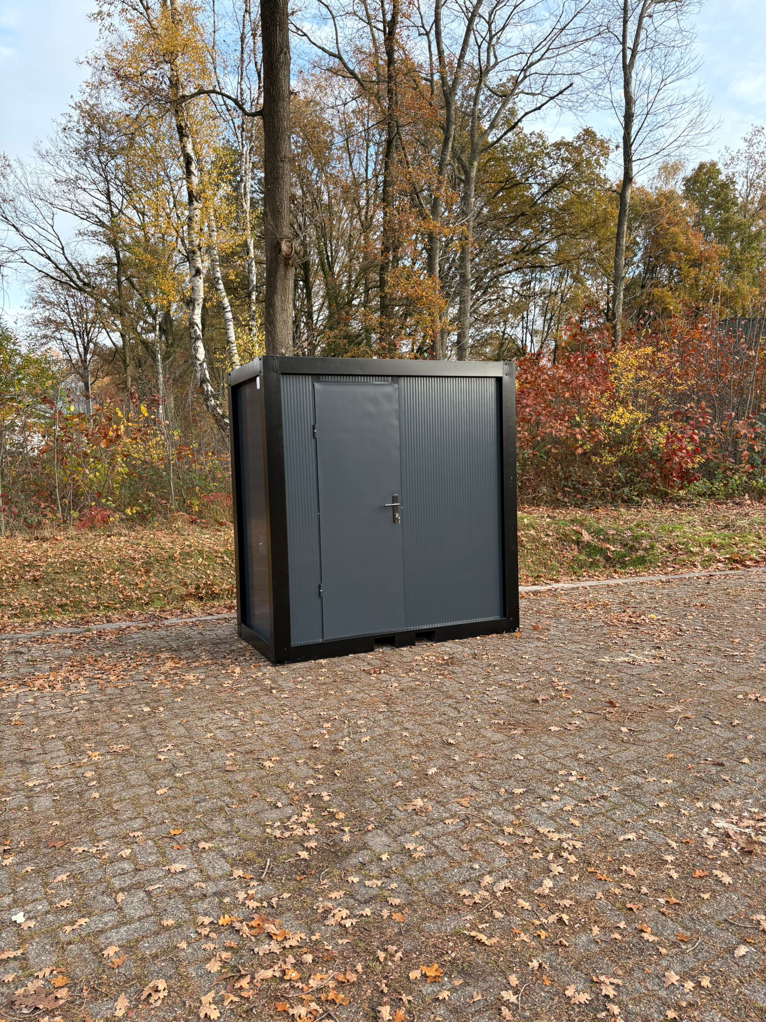 Buitenzijde douche unit met omkleedruimte Deur dicht douche unit met omkleedruimte