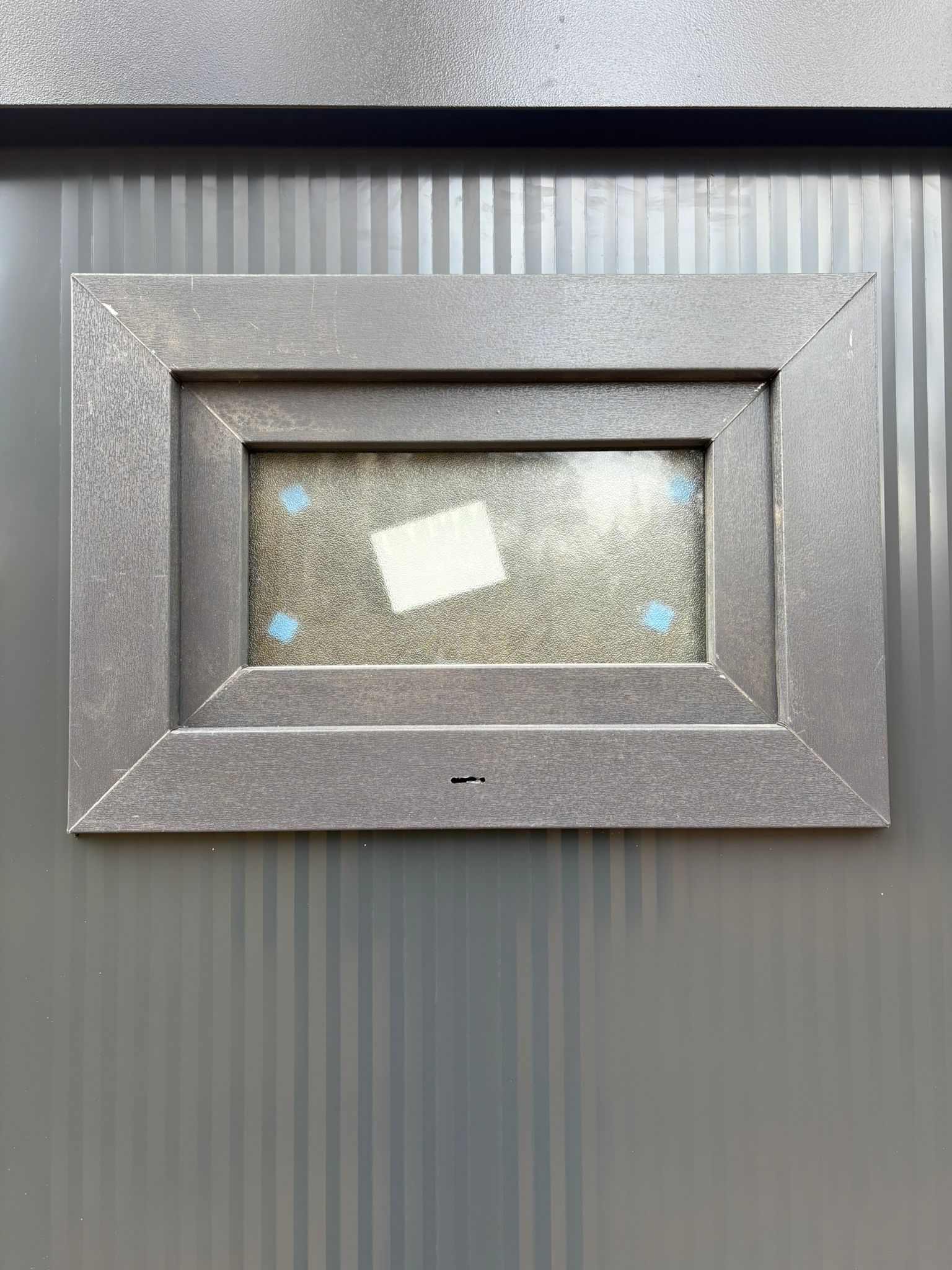 Buitenzijde draaikiepraam Raampje buitenkant single toilet unit met urinoir