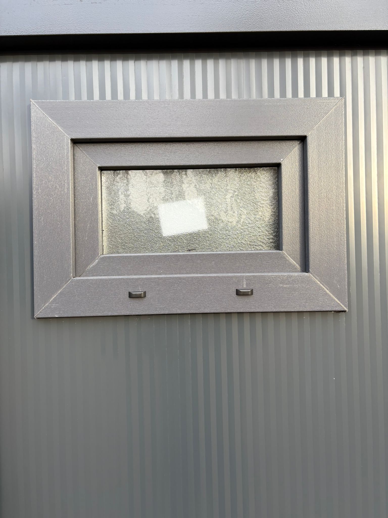 Buitenzijde raam Draaikiepraam toilet + urinoir unit