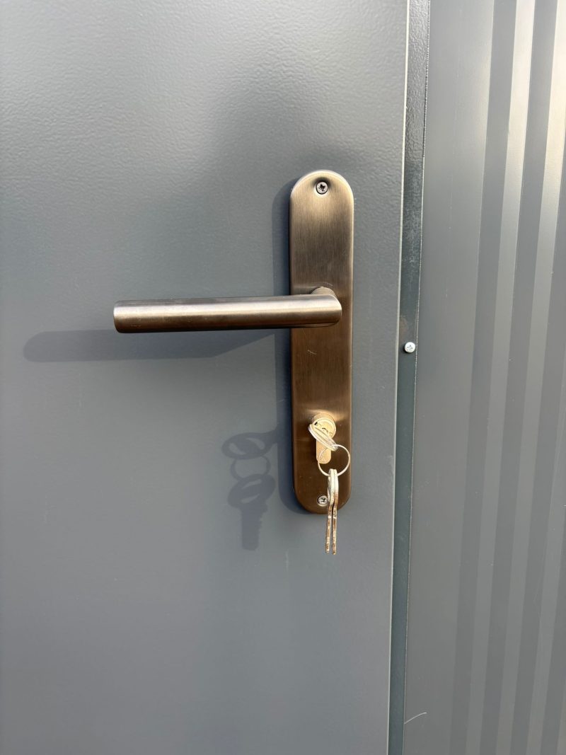 Deurklink douche unit met omkleedruimte