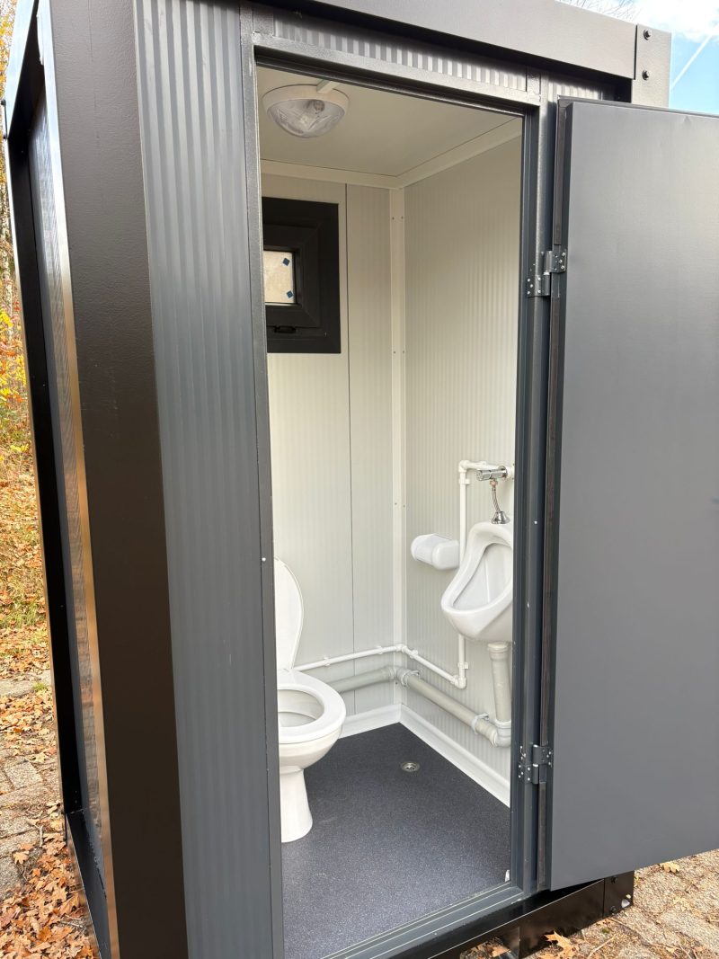 Doorkijk deur single toilet unit met urinoir