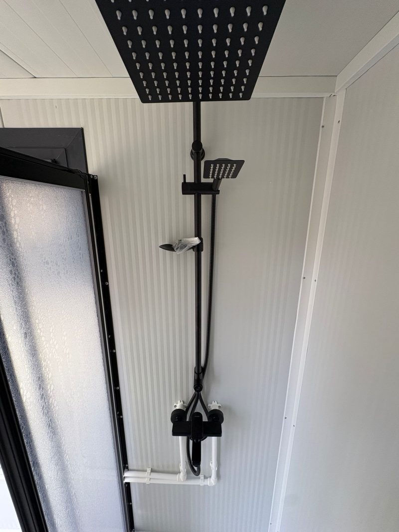 Douche stang en opstelling douche unit met omkleedruimte