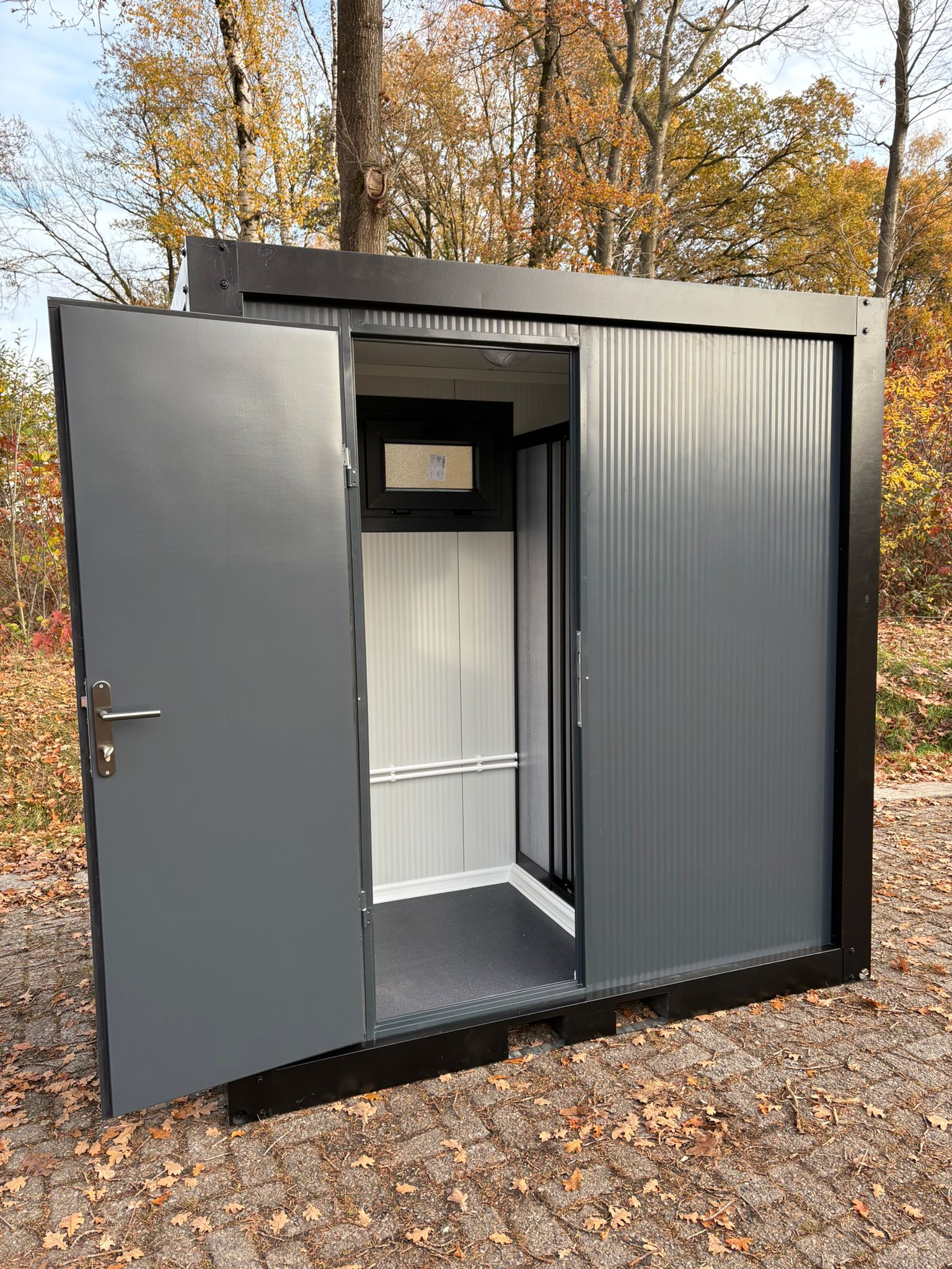 Douche unit met omkleedruimte buitenzijde 2 Deur open 2 douche unit met omkleedruimte