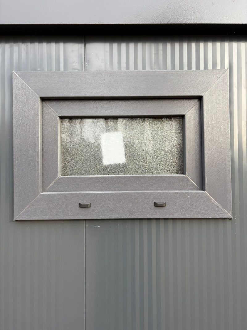 Draaikiepraam buitenzijde douche unit met omkleedruimte