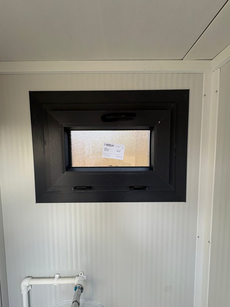 Draaikiepraam dicht toilet + urinoir unit (urinoir kant)