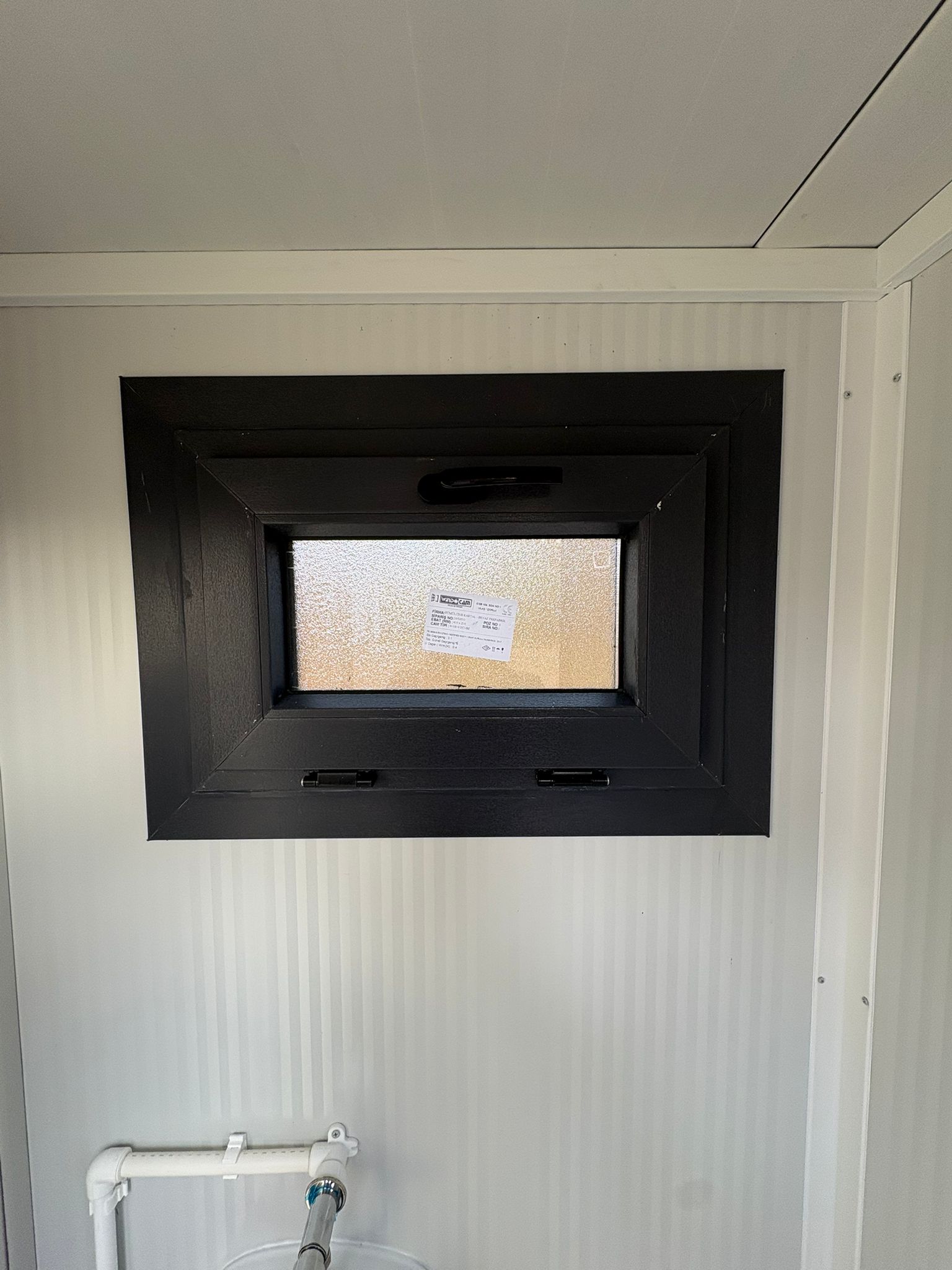 Draaikiepraam dicht toilet + urinoir unit (urinoir kant) Draaikiepraam toilet + urinoir unit