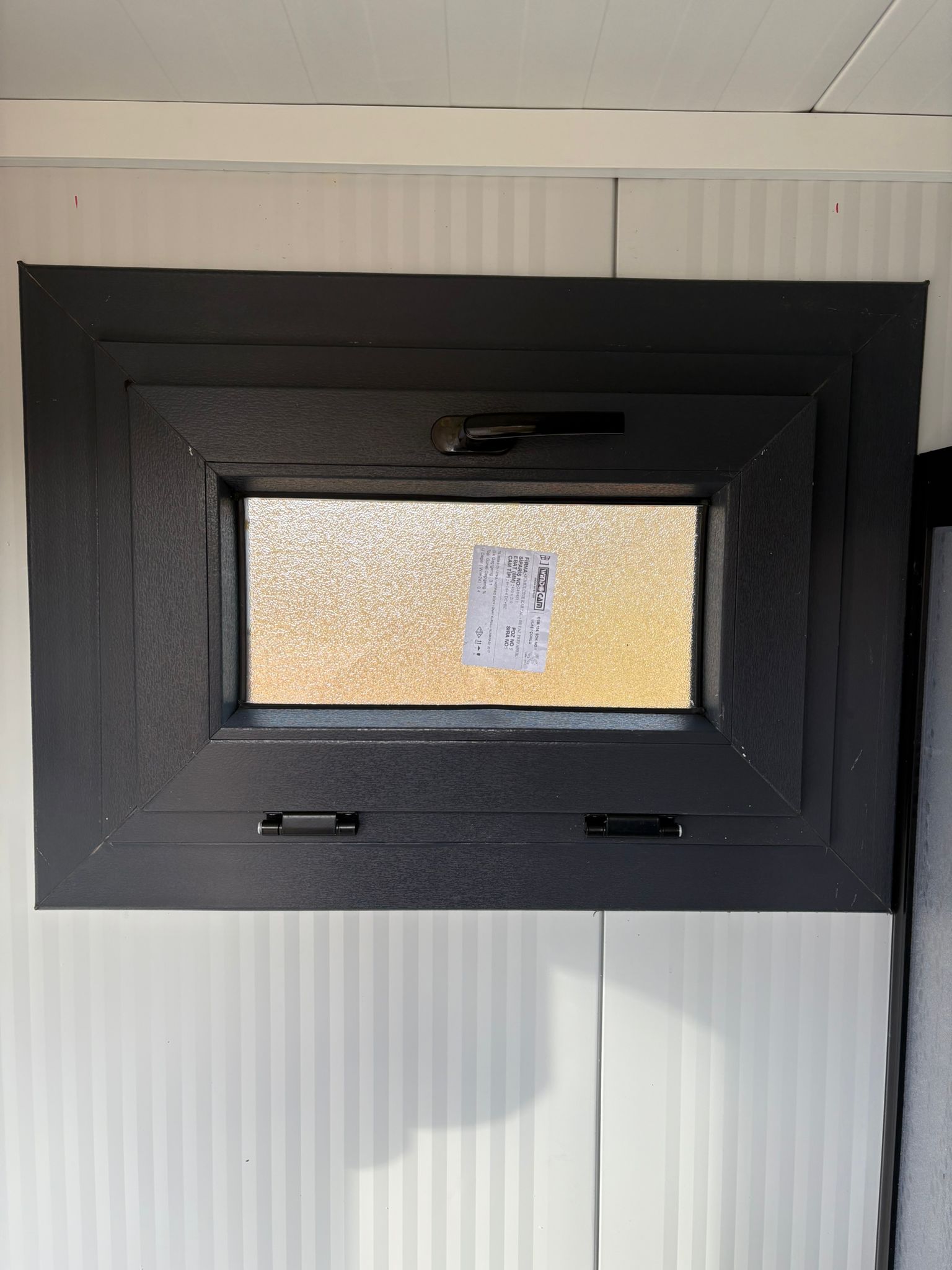 Draaikiepraam douche unit met omkleedruimte Binnenzijde draaikiepraam douche unit met omkleedruimte