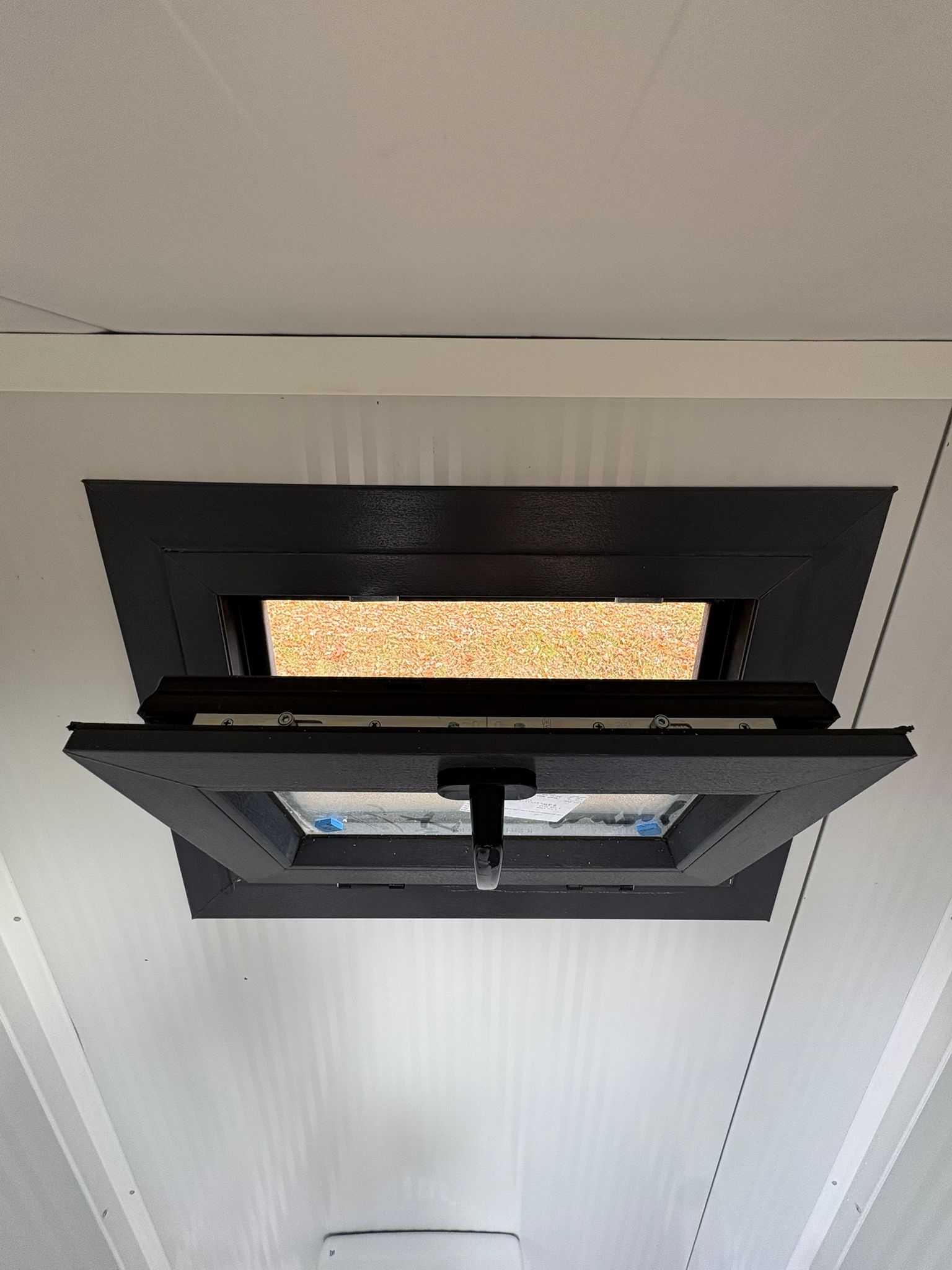 Draaikiepraam open Draaikiepraam open single toilet unit met urinoir