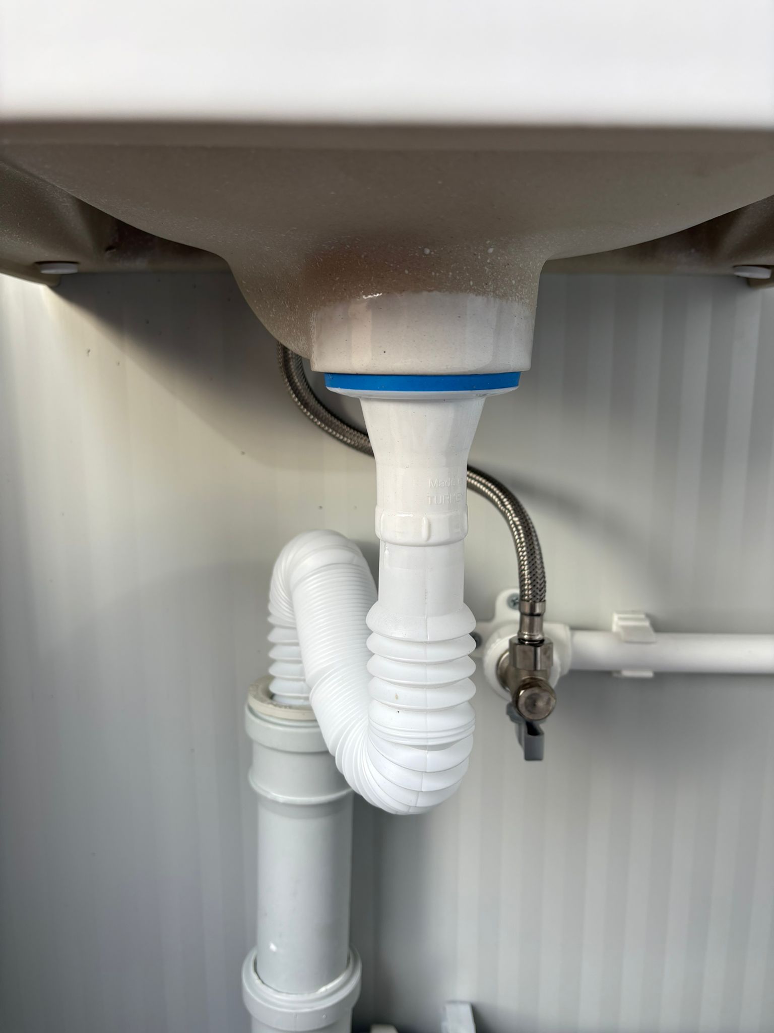 Fontein aansluitingen Aansluitingen fontein single toilet unit met urinoir