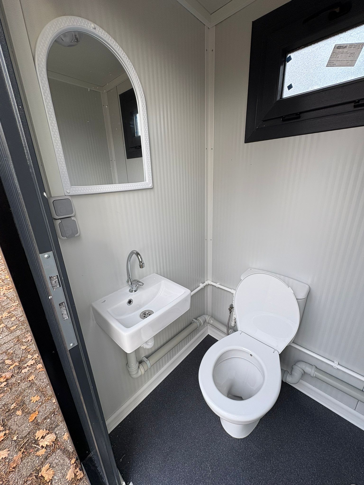 Fontein single toilet unit met urinoir Fontein set single toilet unit met urinoir