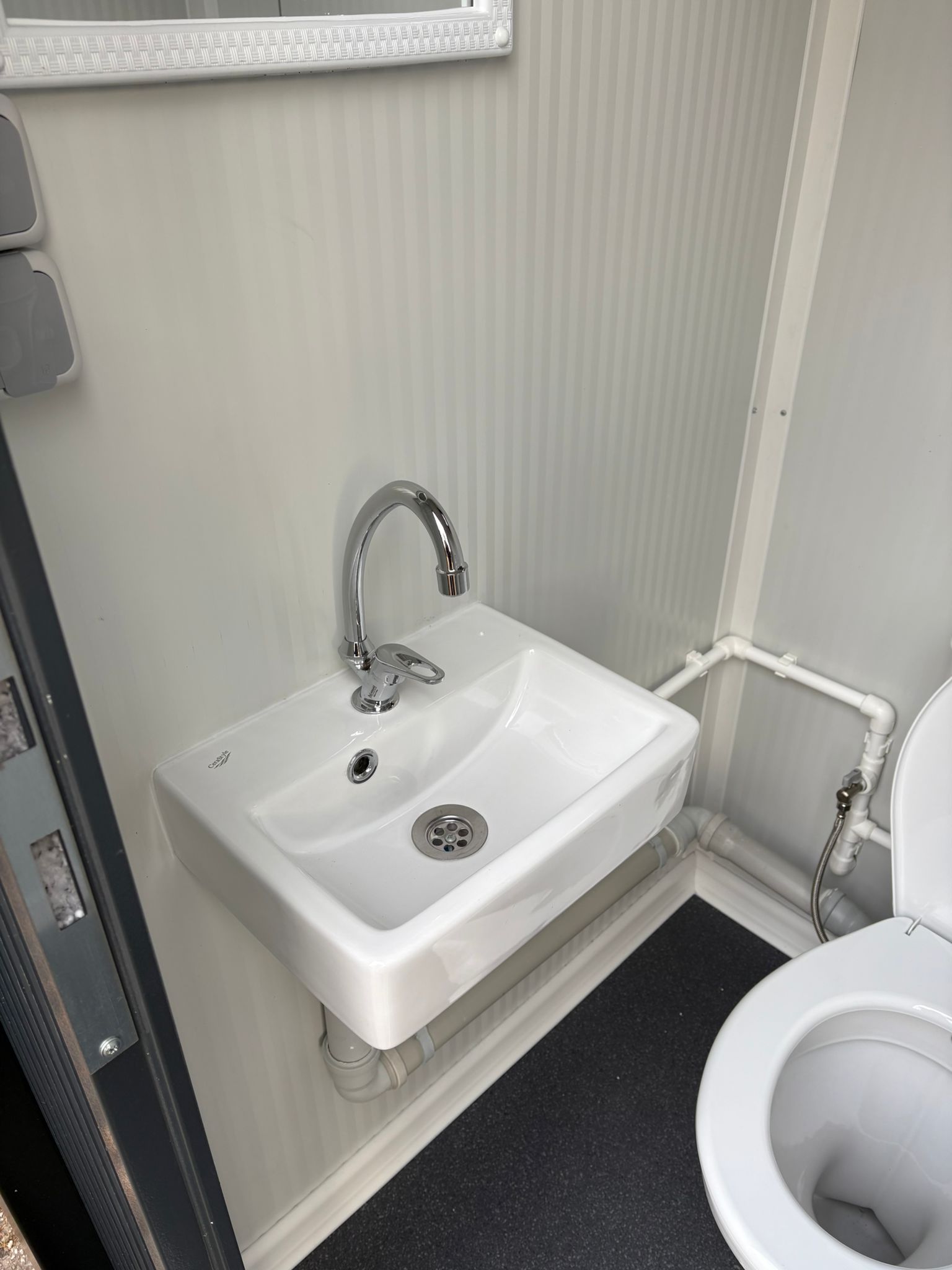 Fonteinset Wasbak single toilet unit met urinoir