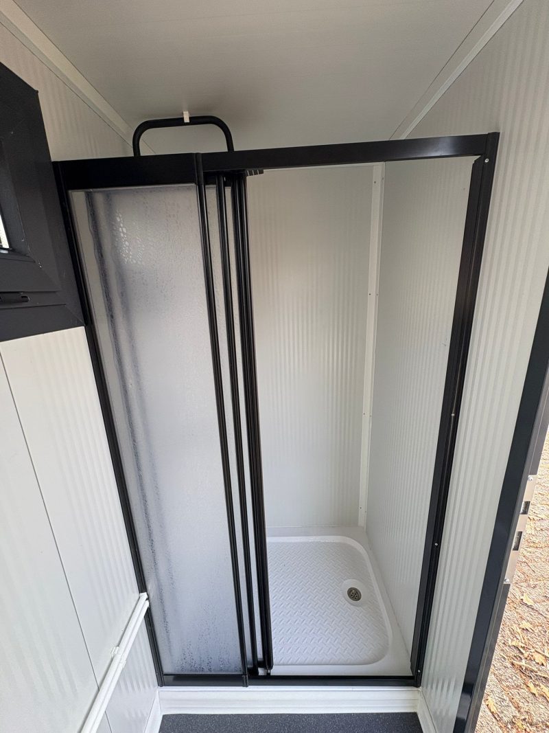 Glazen douchewand dicht douche unit met omkleedruimte