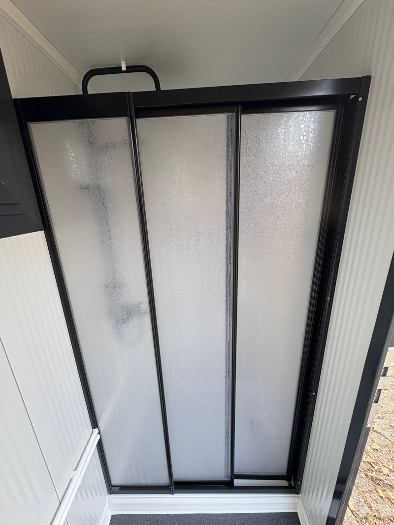 Glazen douchewand douche unit met omkleedruimte