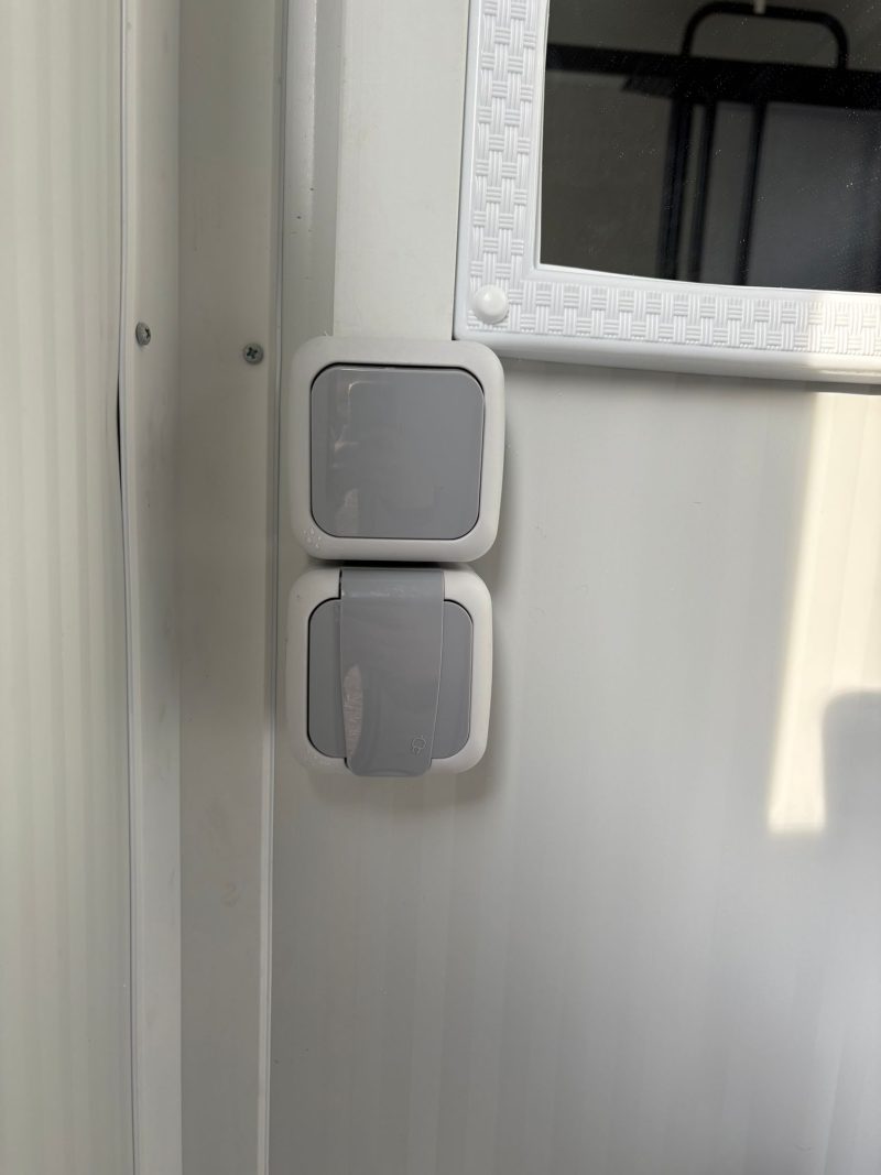 Lichstschakelaar en wandcontactdoos Douche unit met omkleedruimte