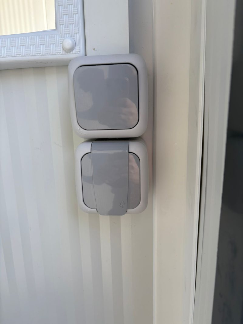 Lichtschakelaar en wandcontactdoos toilet + urinoir unit 2