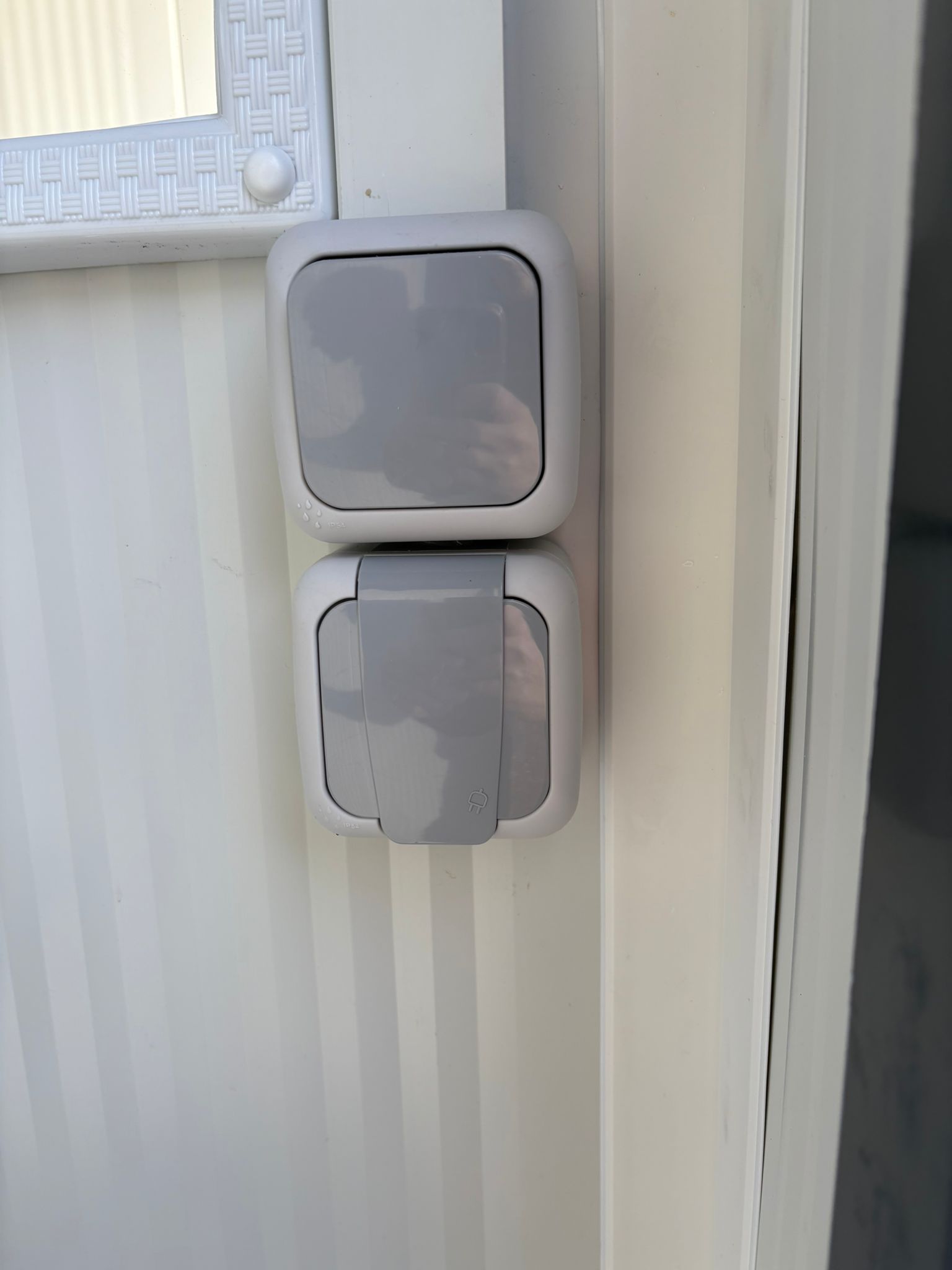 Lichtschakelaar en wandcontactdoos toilet + urinoir unit 2 Lichtschakelaar en wandcontactdoos toilet + urinoir unit