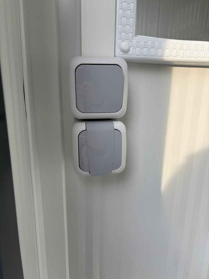 Lichtschakelaar en wandcontactdoos toilet + urinoir unit