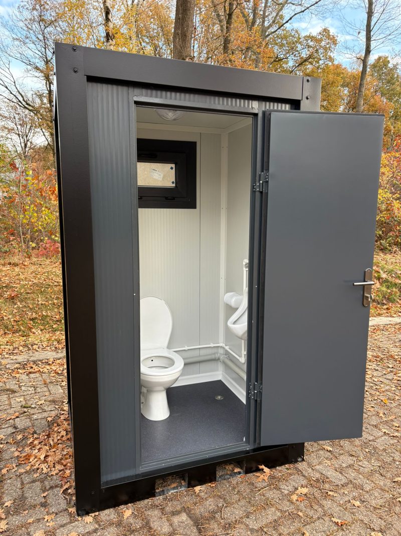 Open deur urinoir met toilet unit