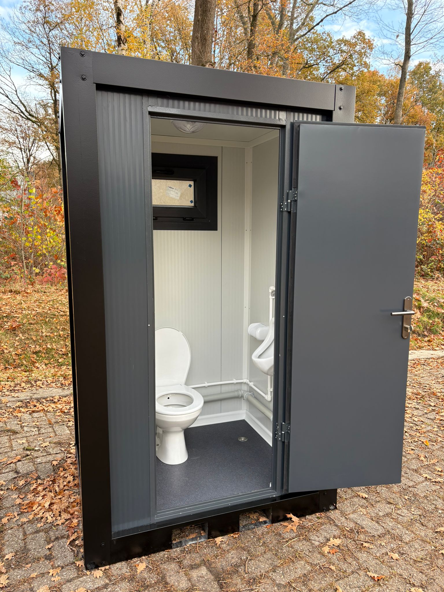 Open deur urinoir met toilet unit Vooraanzicht single toilet unit met urinoir