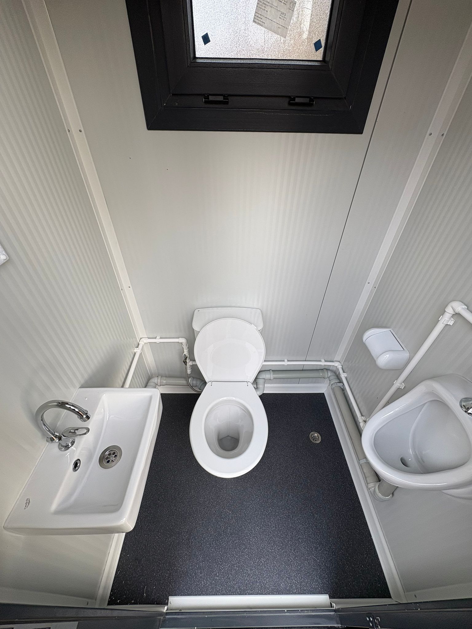 Overzicht indeling single toilet unit met urinoir Binnenzijde single toilet unit met urinoir