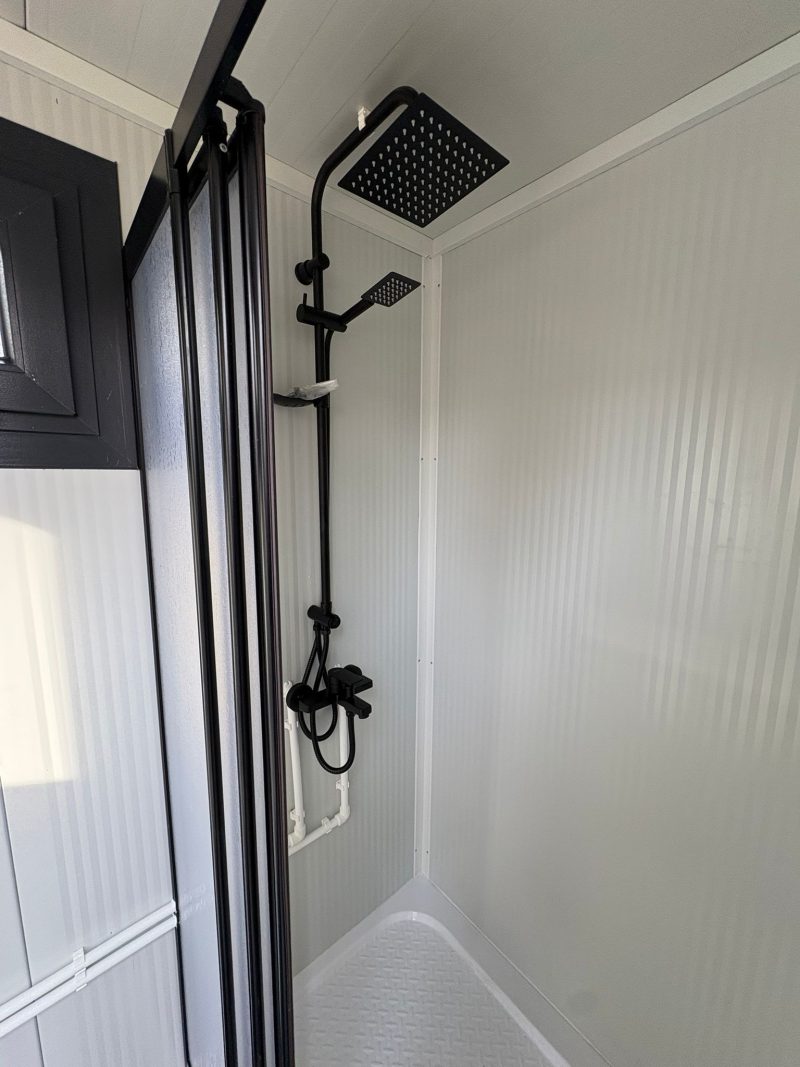 Regendouche douche unit met omkleedruimte