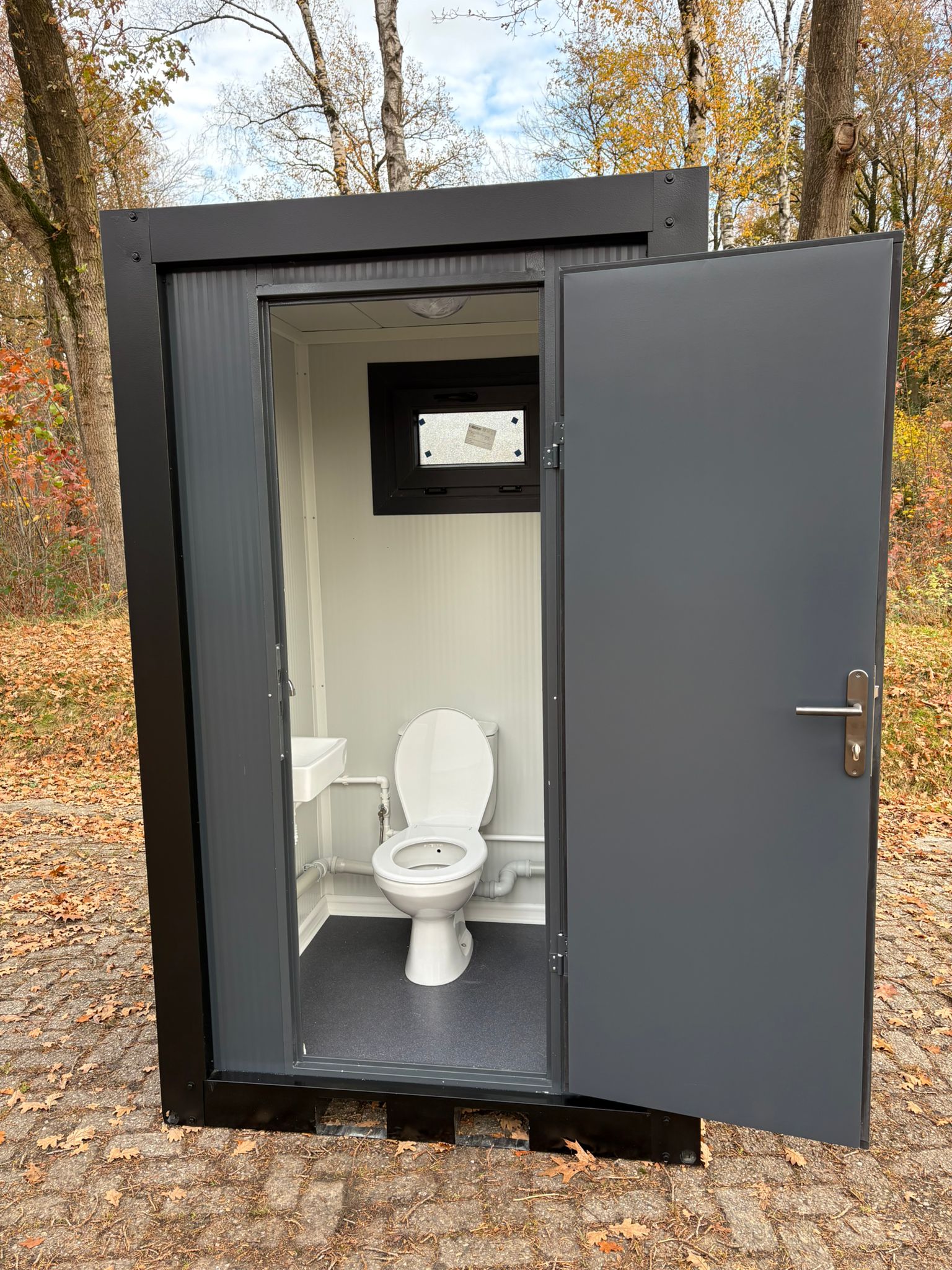 Single toilet unit met open deur 2 Voorkant single toilet unit met urinoir