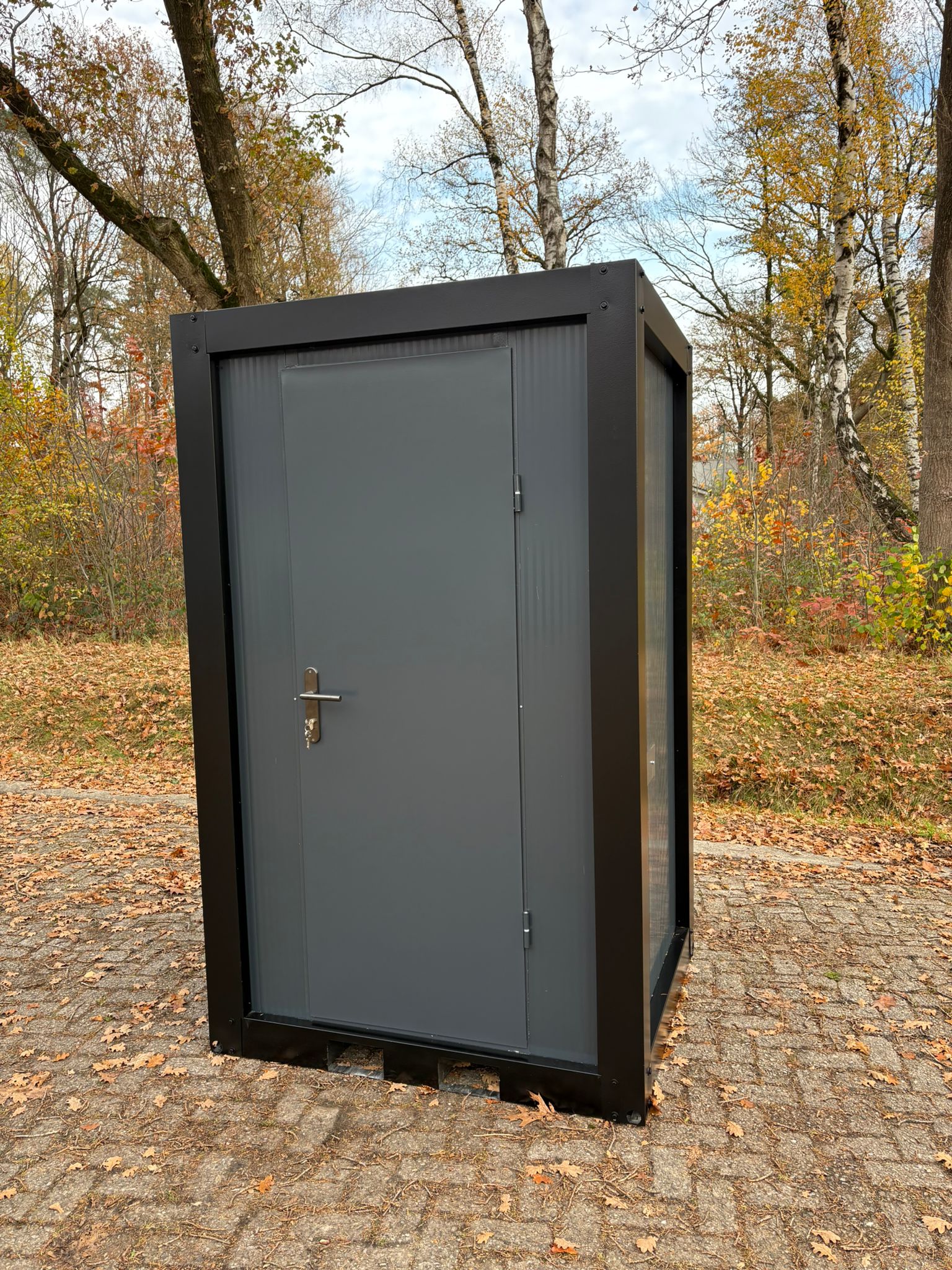 Single toilet unit met urinoir buitenzijde 2 Deur dicht single toilet unit met urinoir