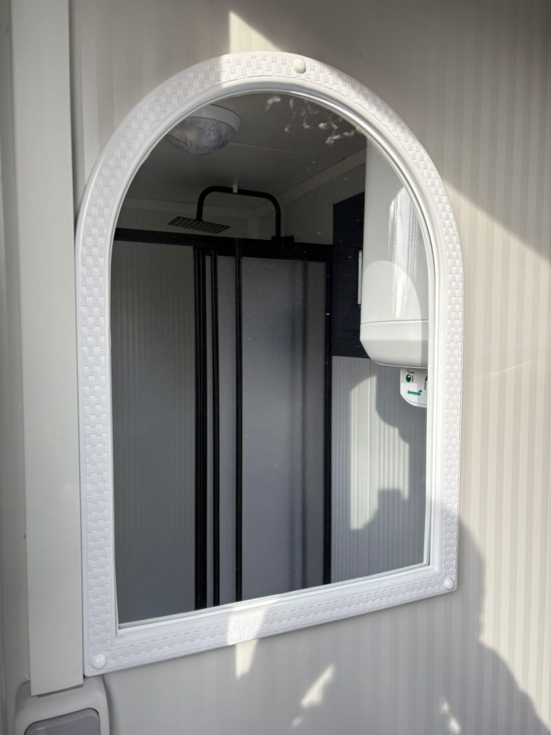Spiegel Douche unit met omkleedruimte