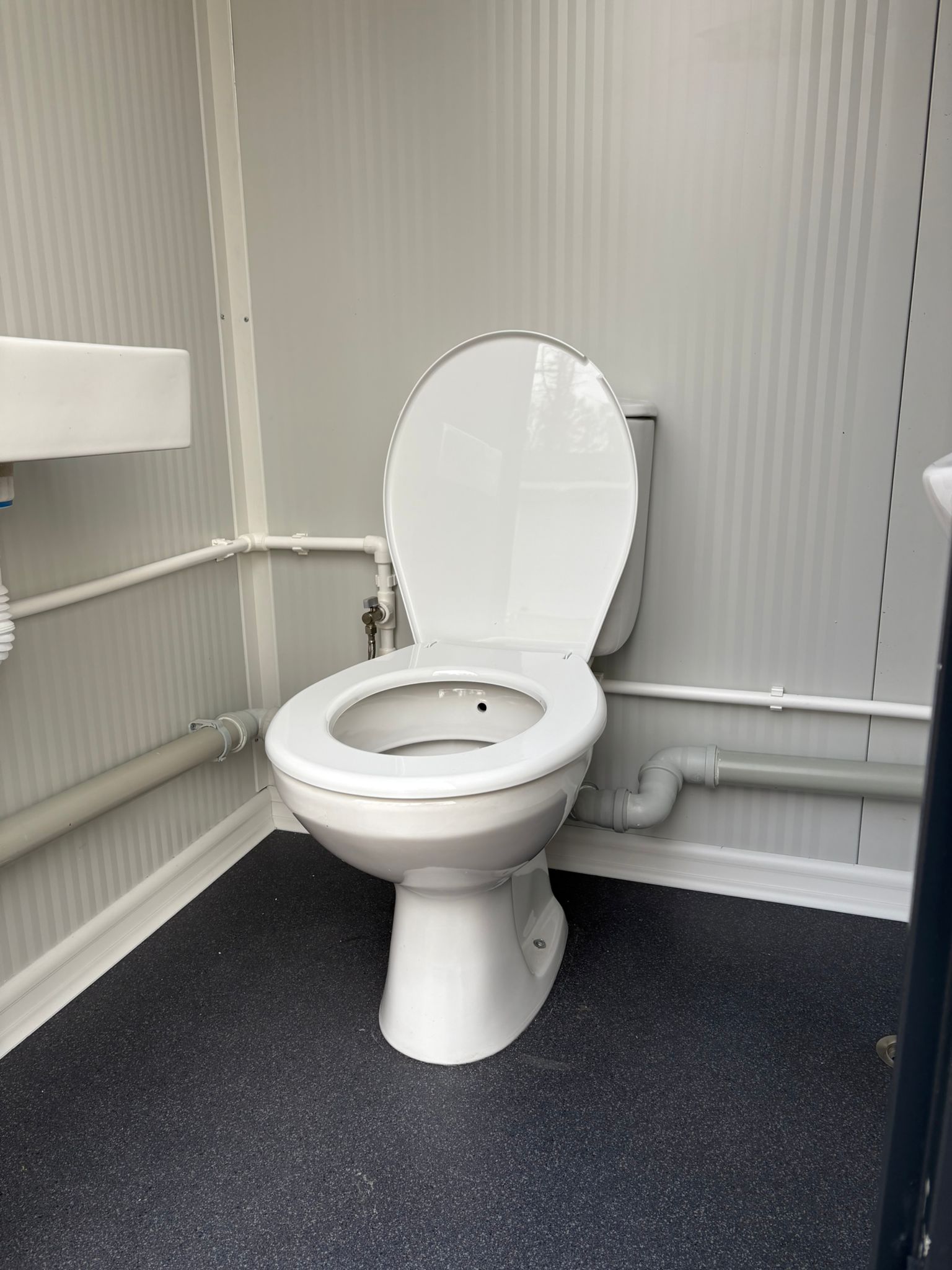 Toiletpot single toilet unit met urinoir Toilet single toilet unit met urinoir