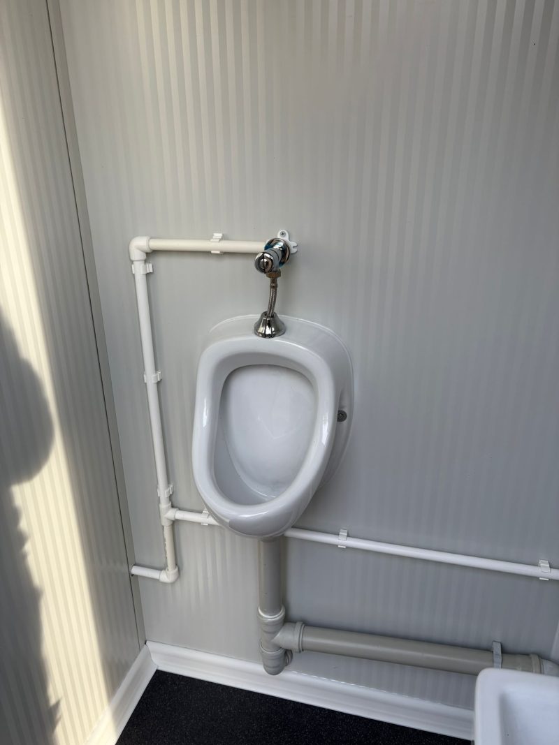 Urinoir in toilet + urinoir unit