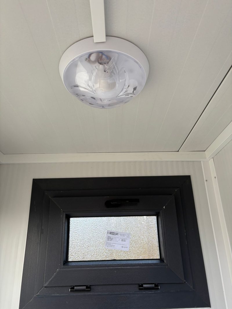 Verlichting met draaikiepraam toilet + urinoir unit