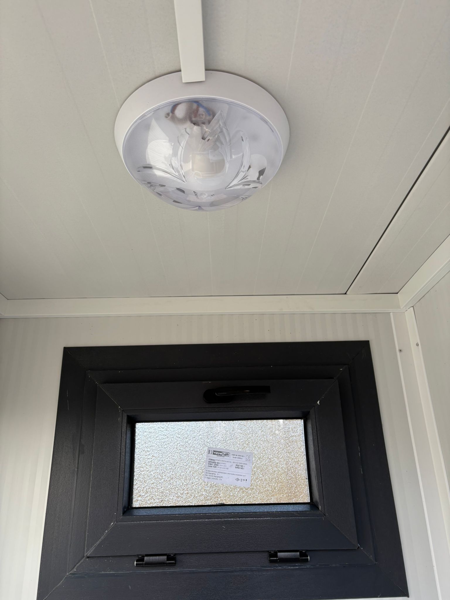 Verlichting met draaikiepraam toilet + urinoir unit Verlichting toilet + urinoir unit