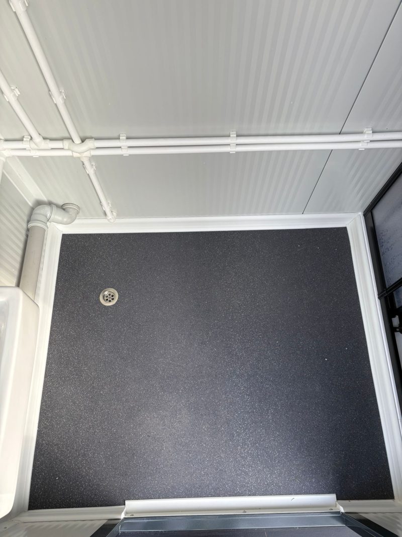 Vloer douche unit met omkleedruimte