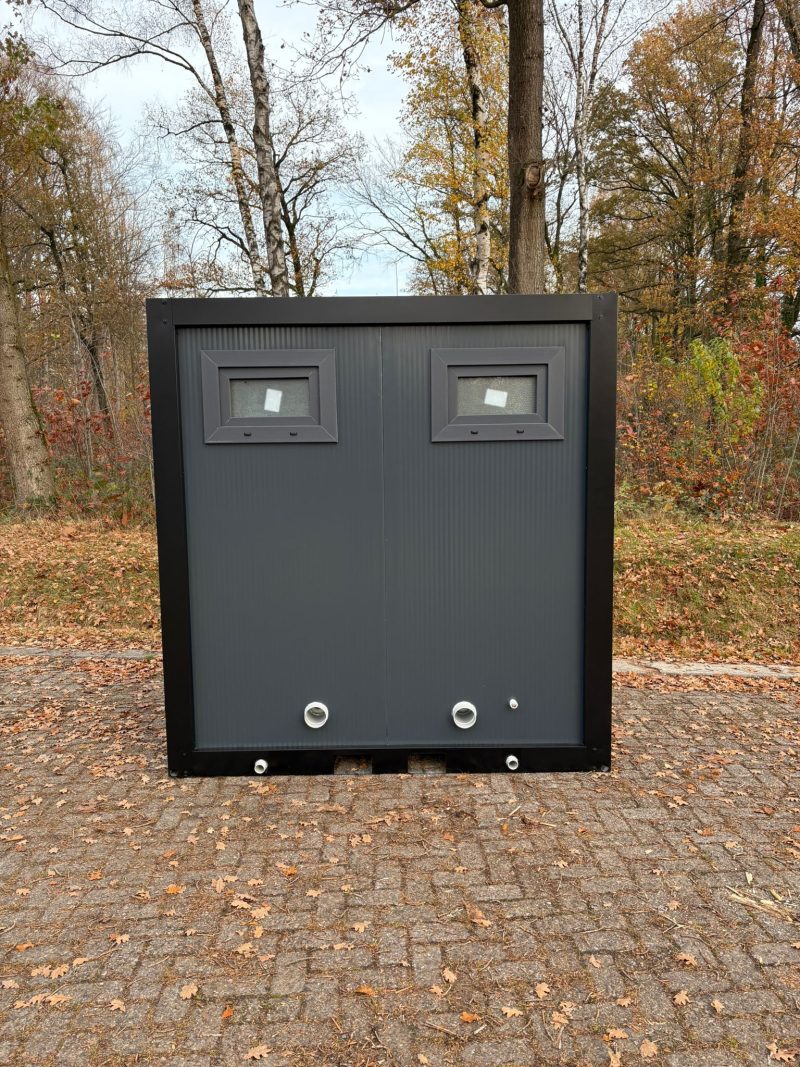 Achterzijde aansluitingen en afvoeren dubbel toilet unit