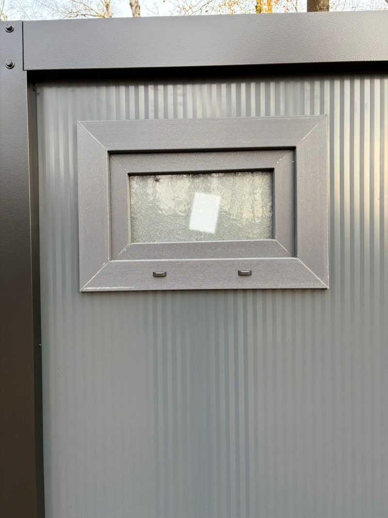 Buitenzijde draaikiepraam dubbel toilet unit