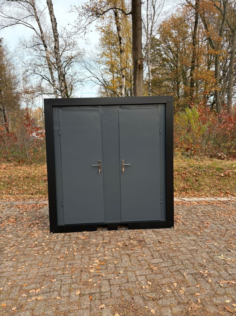 Deuren dicht voorzijde dubbel toilet unit 2