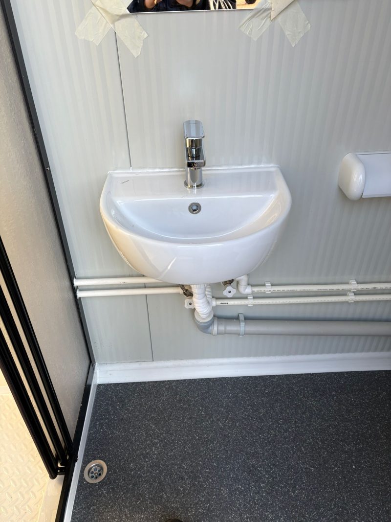 Badkamer met technische ruimte 12