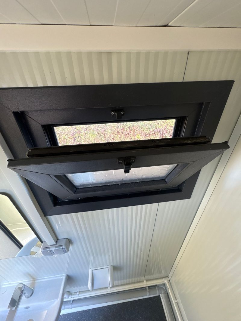 Badkamer met technische ruimte 16