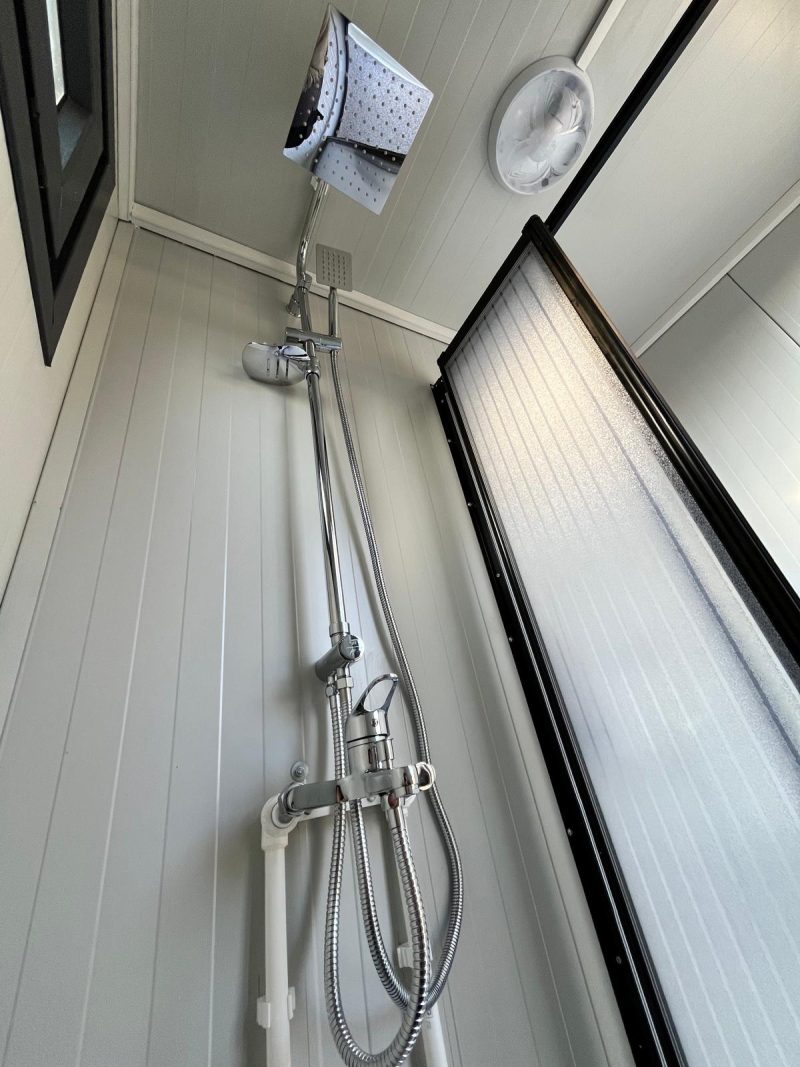 Binnenzijde douche ruimte 10 badkamer unit 4 deurs