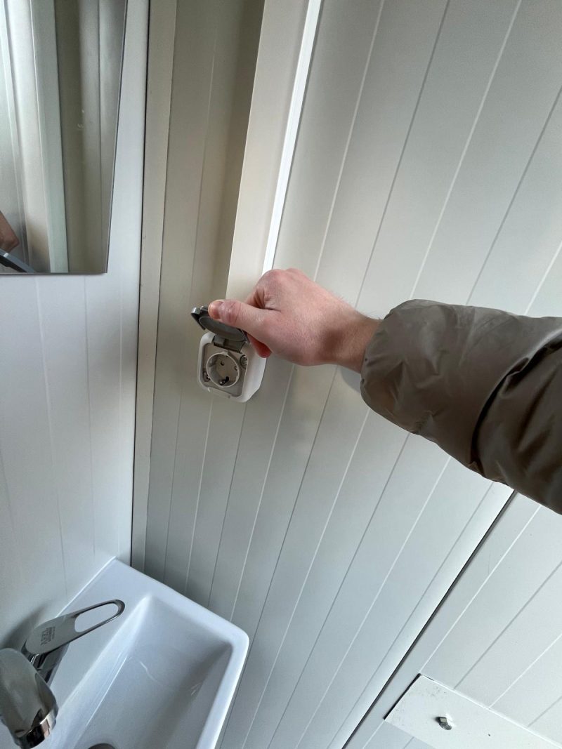 Binnenzijde douche ruimte 11 badkamer unit 4 deurs