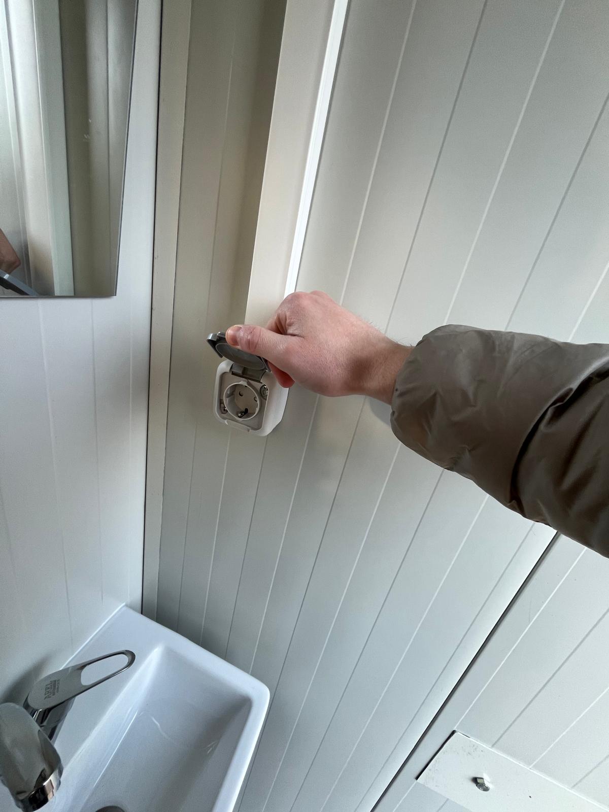 Binnenzijde douche ruimte 11 badkamer unit 4 deurs