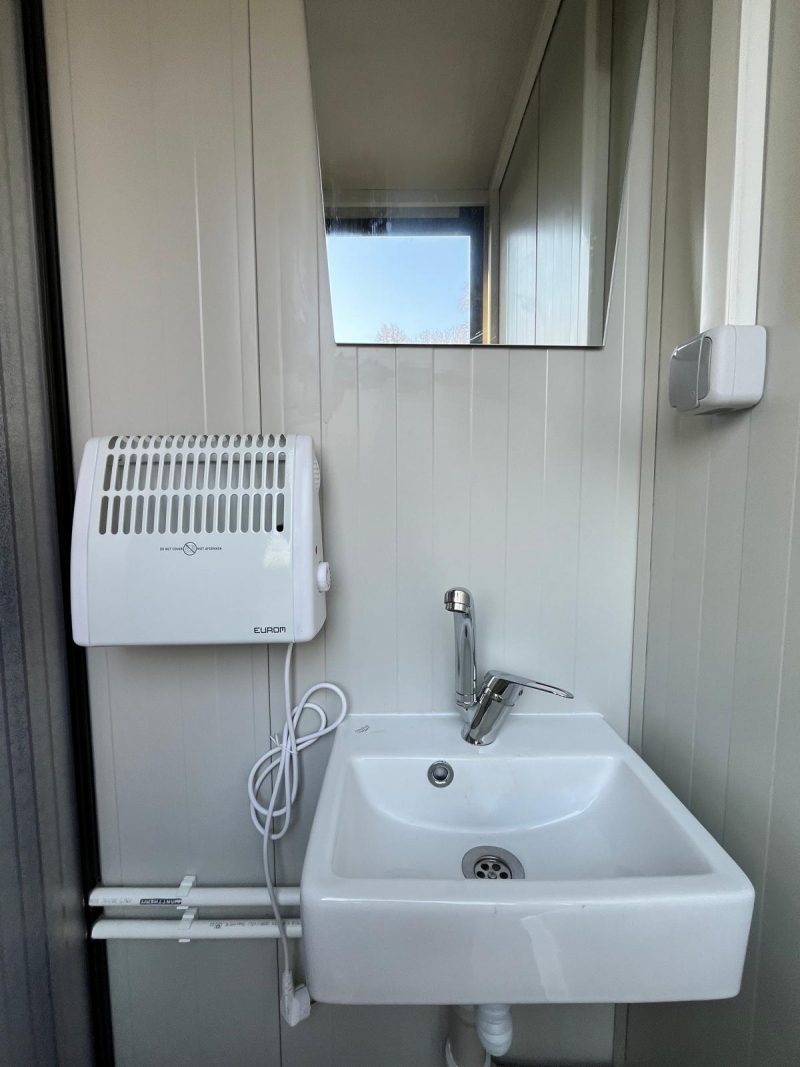 Binnenzijde douche ruimte 12 badkamer unit 4 deurs