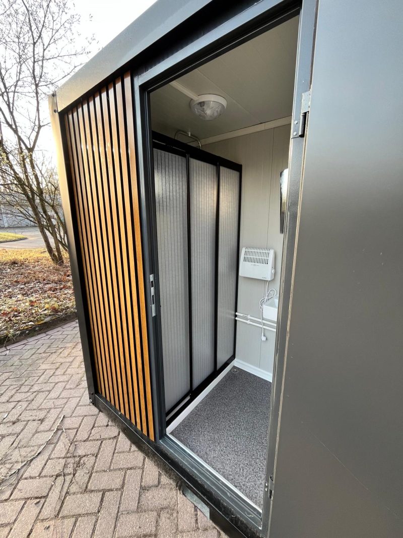 Binnenzijde douche ruimte 2 badkamer unit 4 deurs