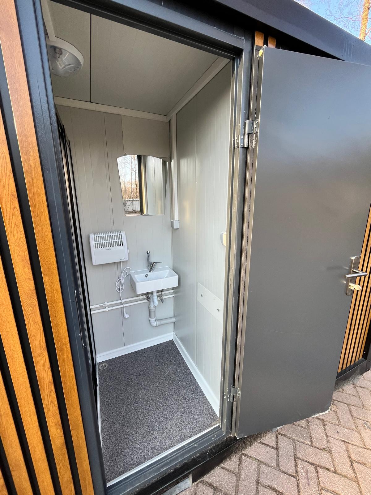 Binnenzijde douche ruimte 3 badkamer unit 4 deurs