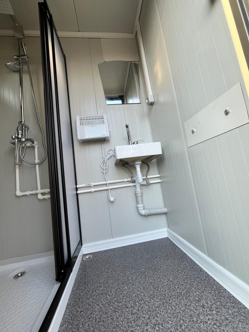 Binnenzijde douche ruimte 4 badkamer unit 4 deurs