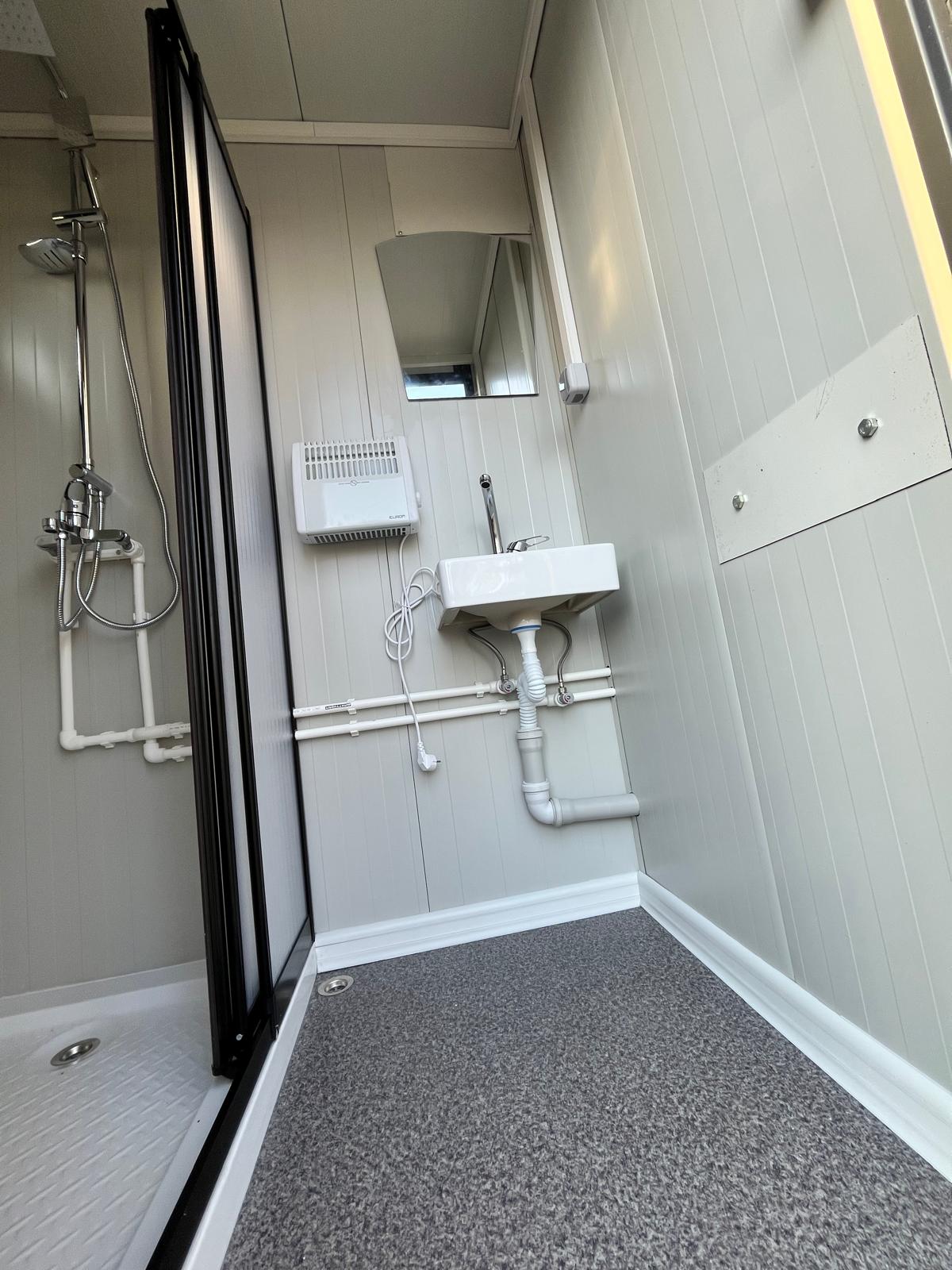 Binnenzijde douche ruimte 4 badkamer unit 4 deurs