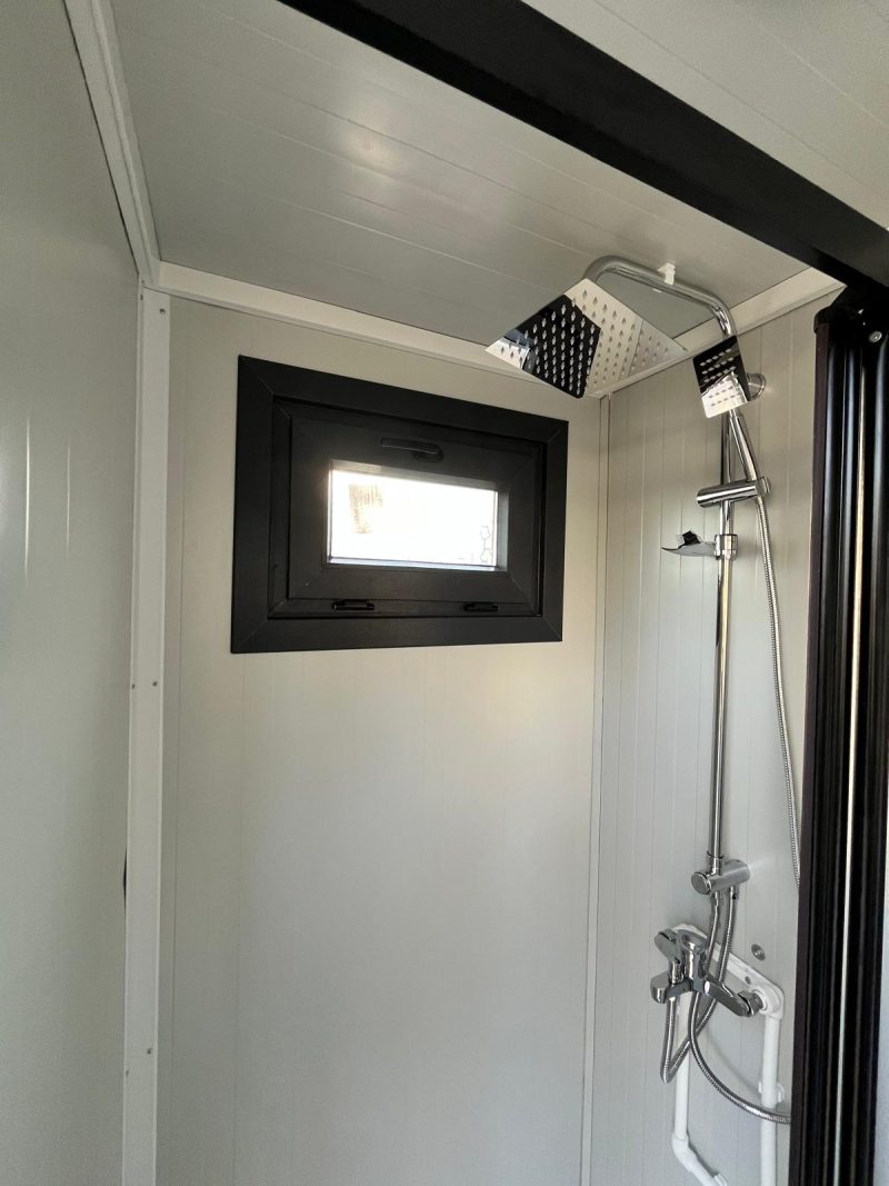 Binnenzijde douche ruimte 6 badkamer unit 4 deurs