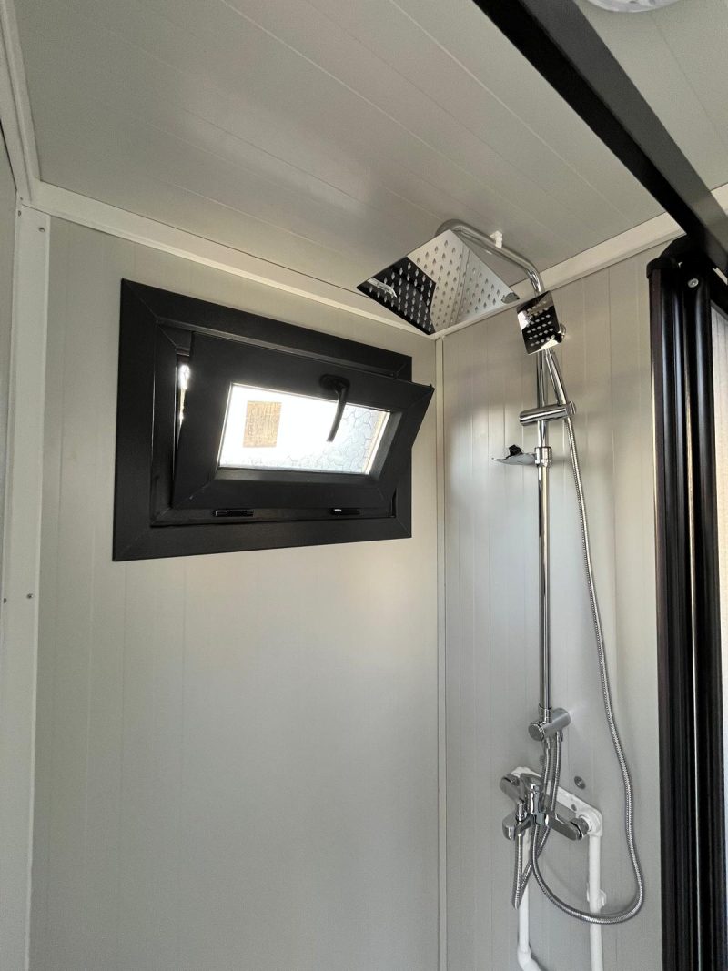 Binnenzijde douche ruimte 7 badkamer unit 4 deurs